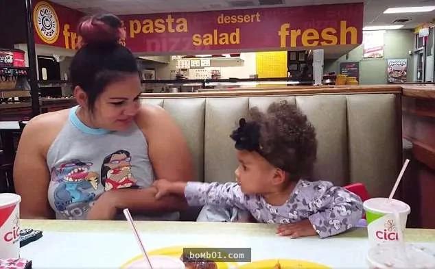姊姊被妈妈骂到哭 小妹妹手指着妈妈大喊“不行” 网友被萌翻!