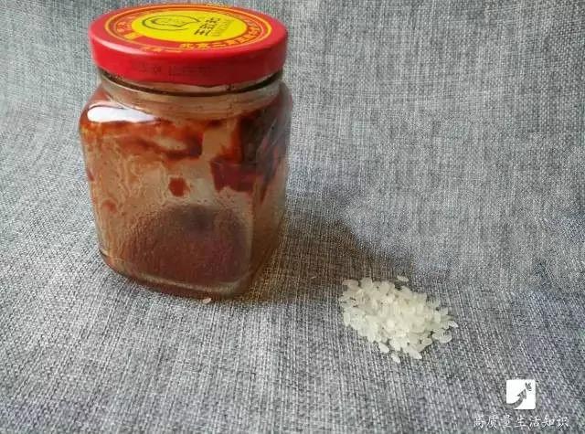 她把鸡蛋放到大米里 原来是为了这个…