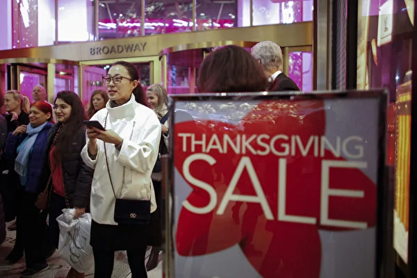 2015年感恩節後的黑色星期五，許多顧客在Macy's百貨位於紐約Herald Square的旗艦店內內購物。（Getty Images）