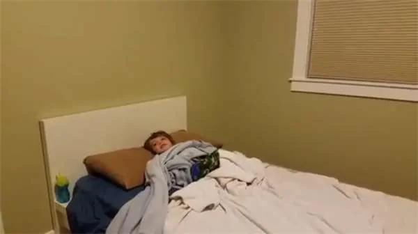 搬新家的小男孩迟迟不敢单独睡 直到房内动了手脚后美到让他不想走了…