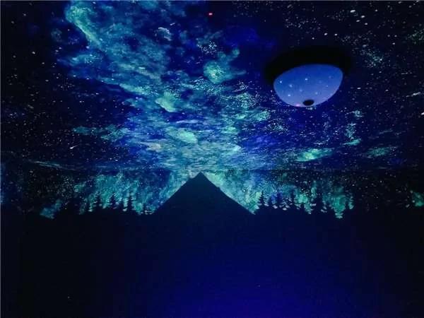 搬新家的小男孩迟迟不敢单独睡 直到房内动了手脚后美到让他不想走了…