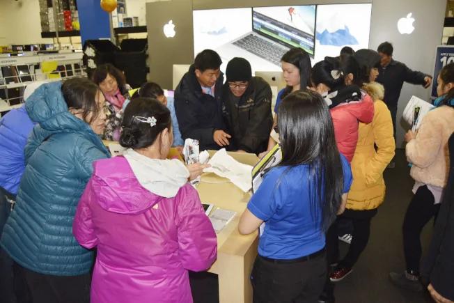 美国华人黑五疯狂抢购 拔头筹已成主力军