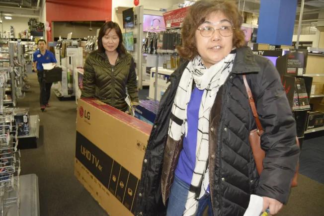 美国华人黑五疯狂抢购 拔头筹已成主力军