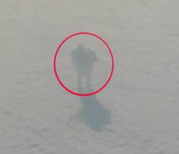 9000多公尺的高空上拍到奇怪人形!没想到把镜头拉近后…
