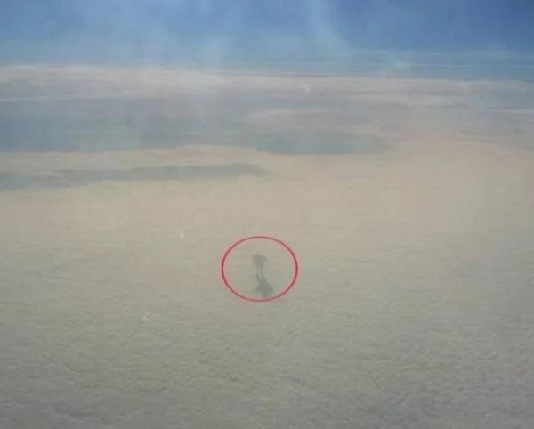 9000多公尺的高空上拍到奇怪人形!没想到把镜头拉近后…