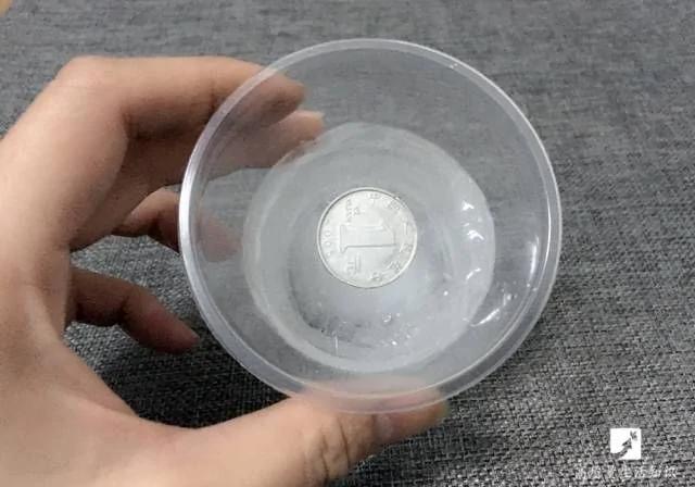 把硬币冰水放到冰箱冷冻柜里 结果发现了一个秘密!
