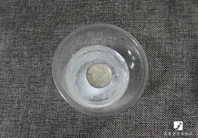 把硬币冰水放到冰箱冷冻柜里 结果发现了一个秘密!
