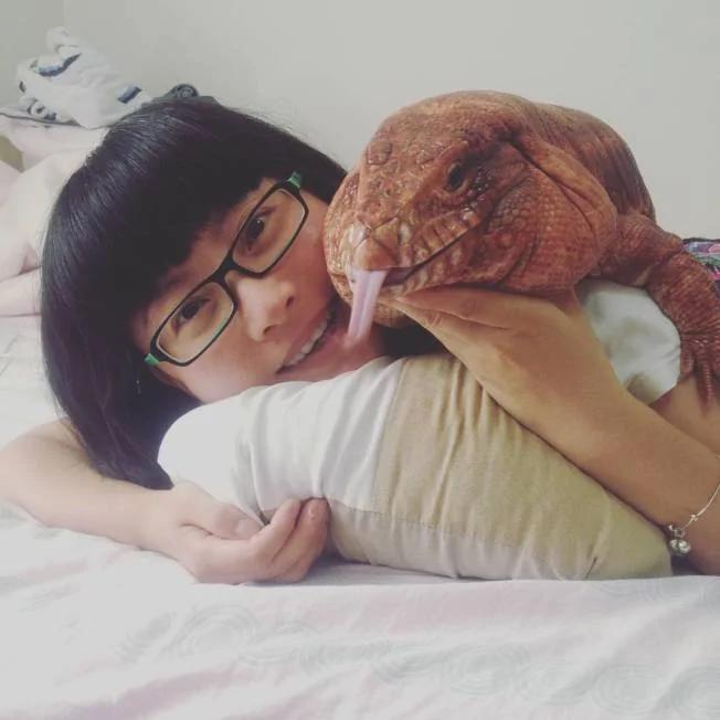 加州华裔女养宠物巨蜥成网红 蜥粉上百万