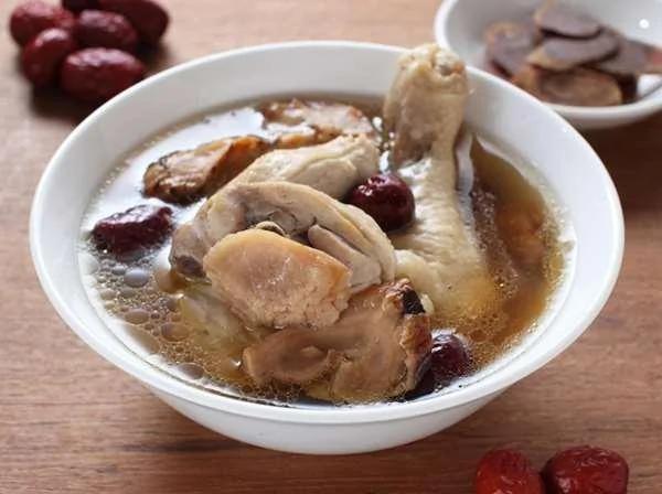 大妈宰了老母鸡想进补 却在鸡肚里看到这“惊人的东西”