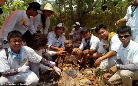 泰国墓地出土不腐尸体 全身布满奇怪纹身