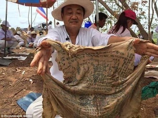 泰国墓地出土不腐尸体 全身布满奇怪纹身