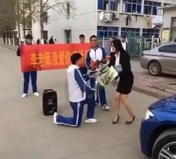 大陆男学生向美女老师求婚 遭怒斥不要脸