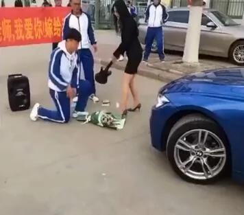 大陆男学生向美女老师求婚 遭怒斥不要脸