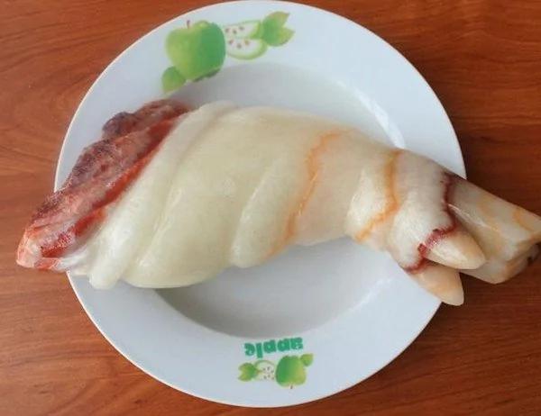 男子钓鱼时发现一个“异样的猪蹄” 没想到洗干净之后 他整个人都无法淡定下来了!!