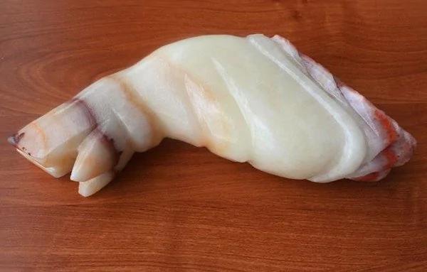 男子钓鱼时发现一个“异样的猪蹄” 没想到洗干净之后 他整个人都无法淡定下来了!!