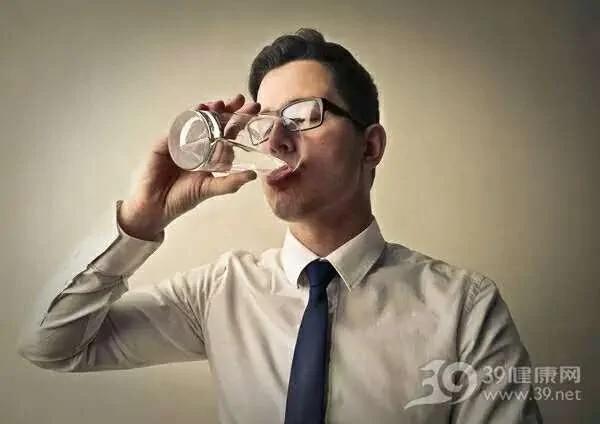 睡前不能喝水 那渴了怎么办?晚上喝水应该这么喝