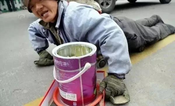 这个脏乞丐嚣张地坐在豪车上抽烟 没想到下一秒竟出现“惊人一幕”!