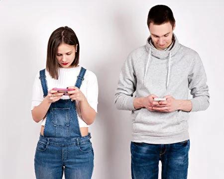 婚戀調查：發簡訊越多 關係越不穩定？
