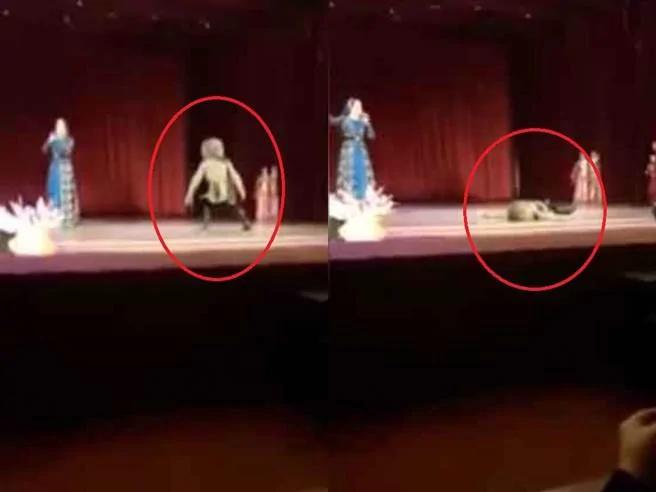 演员在舞台上突发心脏病猝死 观众误认为表演结束还鼓掌…