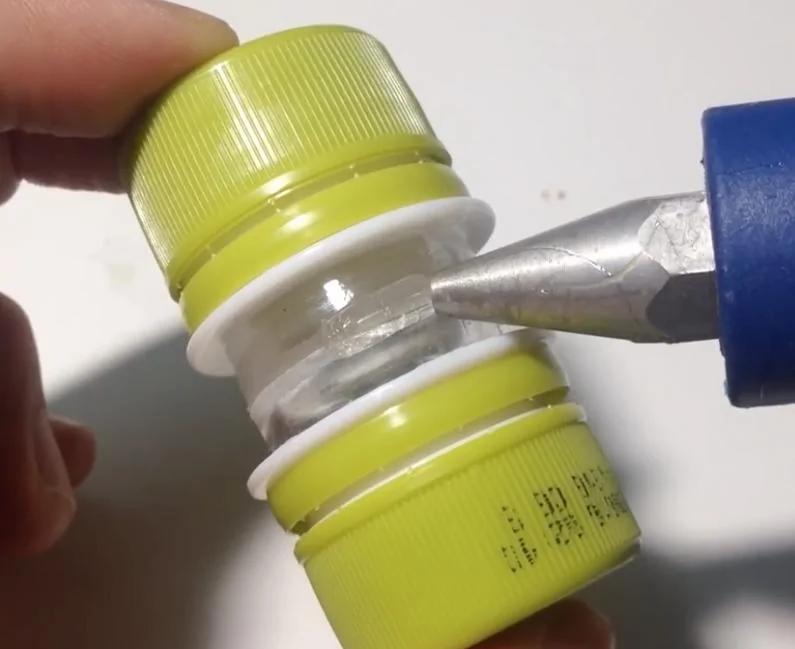 把“两个废弃瓶盖”黏在一起 接着你就会发现惊奇!!知道的人现在都立马动作做了!