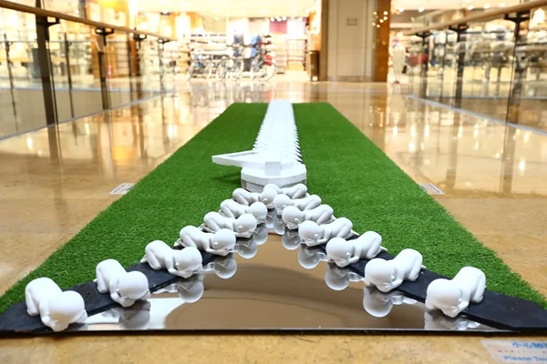 “彭多多的拉链”的艺术展在证监会所附近金融街购物中心举行（网络图片）