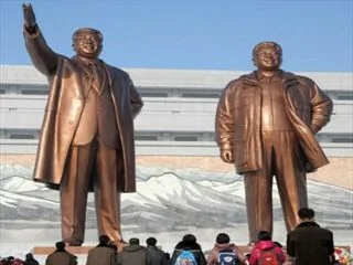 朝鮮官方對脫北者用無人機撞擊金氏父子銅像大動肝火。（網絡圖片）