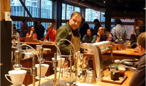 星巴克店员为什么会穿不同颜色的围裙?