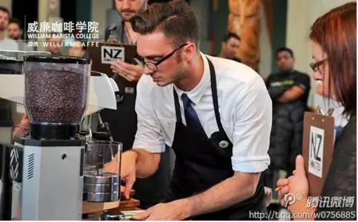 星巴克店员为什么会穿不同颜色的围裙?