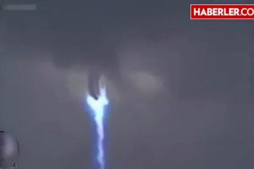 毛骨悚然:诡异光柱穿过乌云