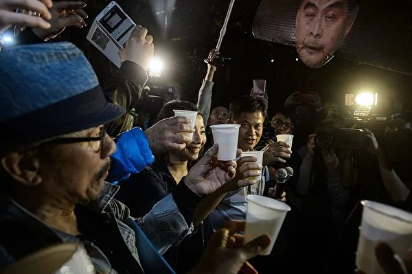 民主派人士游行至礼宾府后，开香槟并高唱《喜气洋洋》，庆祝特首梁振英宣布不竞选连任。（AFP/Getty Images)