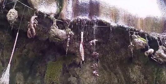 神秘“石化井” 万物碰到井水都变成石头