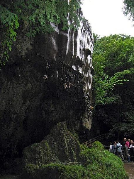 神秘“石化井” 万物碰到井水都变成石头
