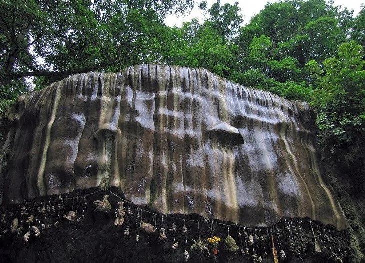 神秘“石化井” 万物碰到井水都变成石头