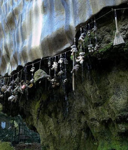 神秘“石化井” 万物碰到井水都变成石头