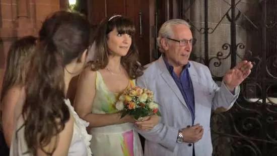 大老远来出席的婚礼 结果自己却成了新娘…