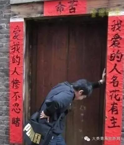 快过年了 邻居家贴的对联 差点没把我笑死!
