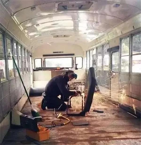 嫌房租太贵 这一家六口搬进了废弃校车…