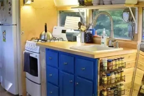 嫌房租太贵 这一家六口搬进了废弃校车…