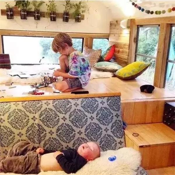 嫌房租太贵 这一家六口搬进了废弃校车…