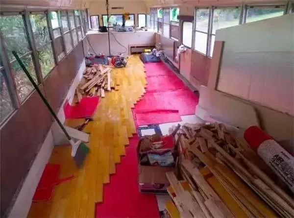 嫌房租太贵 这一家六口搬进了废弃校车…