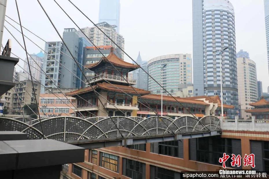 重庆“最牛悬空天桥”离地68米 仅用8根绳承重