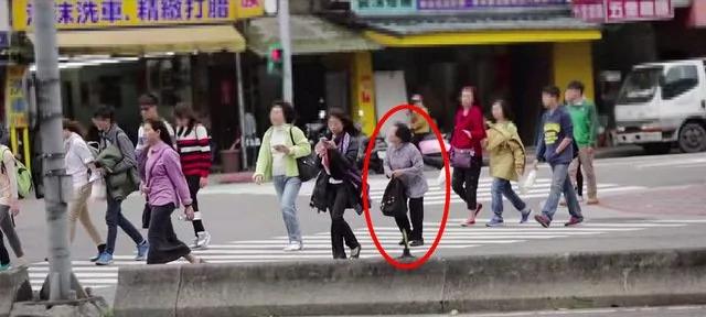 和大陆对比强烈 看到路上无助老人时 台湾人这样做