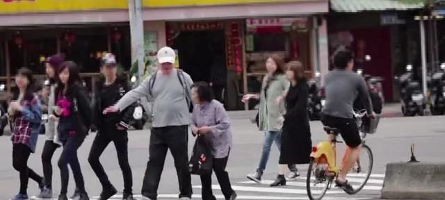 和大陆对比强烈 看到路上无助老人时 台湾人这样做