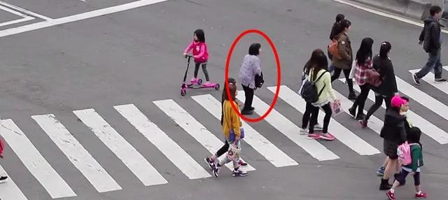 和大陆对比强烈 看到路上无助老人时 台湾人这样做