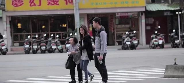 和大陆对比强烈 看到路上无助老人时 台湾人这样做