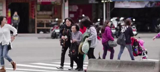 和大陆对比强烈 看到路上无助老人时 台湾人这样做