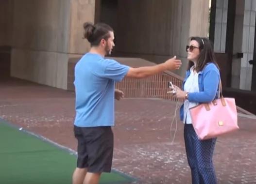 他突然在街上对陌生女子大喊“你后面有个大美女!”她转身一看….当场笑倒