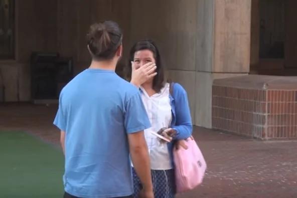 他突然在街上对陌生女子大喊“你后面有个大美女!”她转身一看….当场笑倒