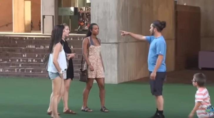 他突然在街上对陌生女子大喊“你后面有个大美女!”她转身一看….当场笑倒