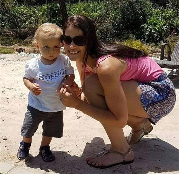 到婴儿房安抚小孩的妈妈竟倒卧在地上被不知情力量拖走?